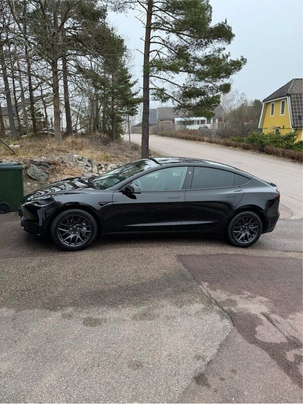 Svart Begagnad 2024 Tesla Model 3 Long Range Sedan | 495 000 kr - Bild 1/4