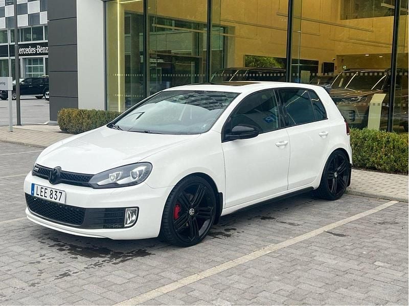 Vit Begagnad 2011 VW Golf VI GTI Halvkombi | 129 000 kr (Dyr) - Bild 1/4