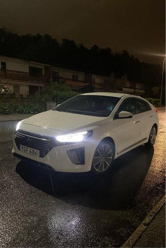 Vit Begagnad 2017 Hyundai Ioniq Eco Sedan | 160 000 kr (Marknadspris) - Bild 1/3