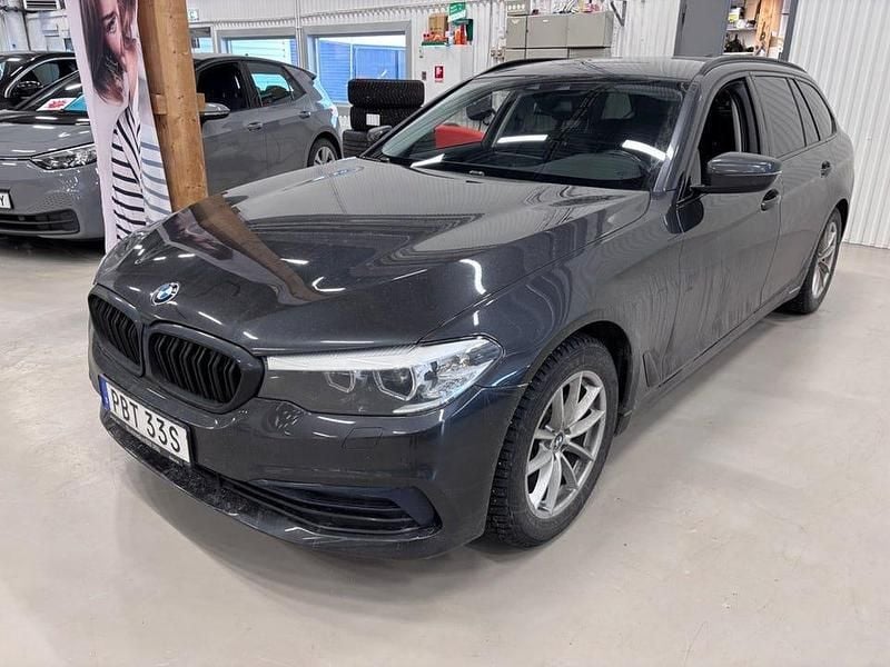 Grå Begagnad 2020 BMW 520 Sport Line Kombi | 249 000 kr (Marknadspris) - Bild 1/3