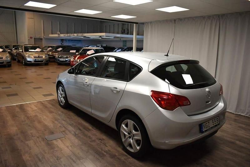 Begagnad Opel Astra 116 HK (85 kW) 2013 Grå Halvkombi