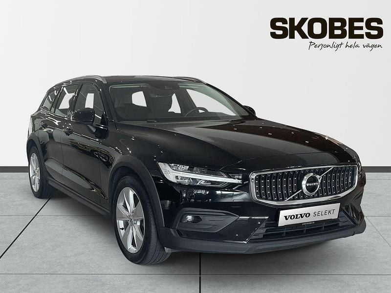 Svart Begagnad 2022 Volvo V60 CC Kombi | 349 400 kr (Marknadspris) - Bild 1/3