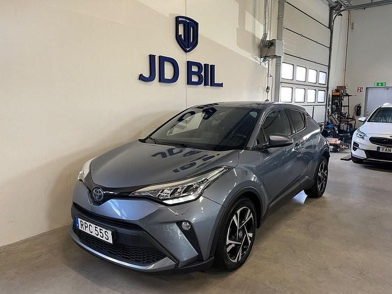 Grå Begagnad 2022 Toyota C-HR Edition SUV | 249 900 kr (Marknadspris) - Bild 1/4