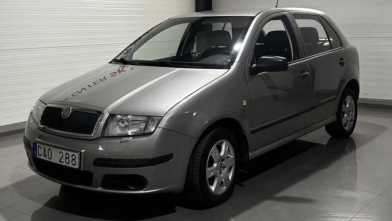 Ljusbrun Begagnad 2006 Skoda Fabia Halvkombi | 29 900 kr (Marknadspris) - Bild 1/4