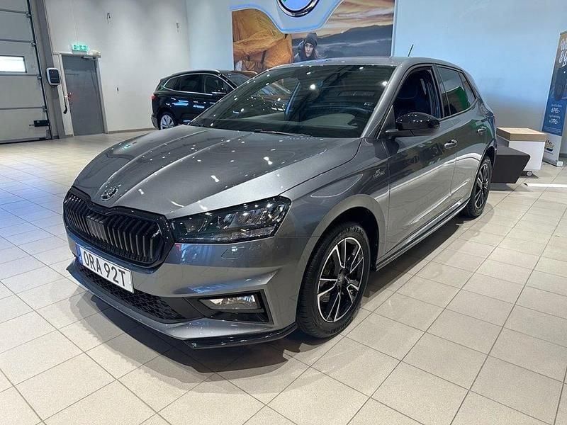 Grå (graphite grey metallic) Ny 2025 Skoda Fabia Monte Carlo Halvkombi | 267 300 kr (Marknadspris) - Bild 1/4