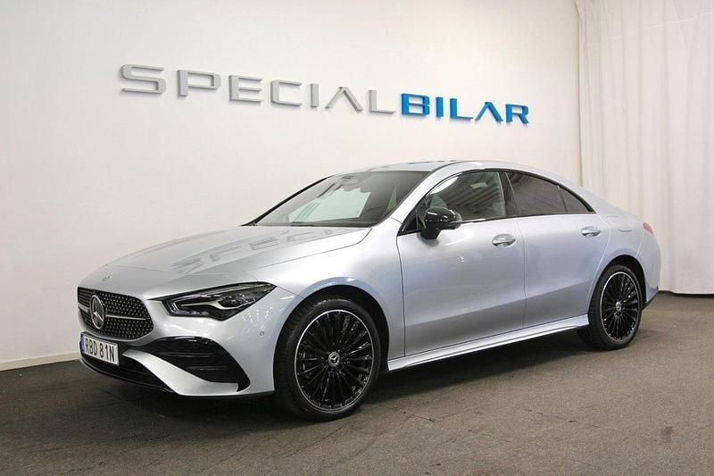 Silver (high tech silver metallic) Begagnad 2024 Mercedes CLA250e AMG line Sedan | 449 000 kr (Lite dyr) - Bild 1/4