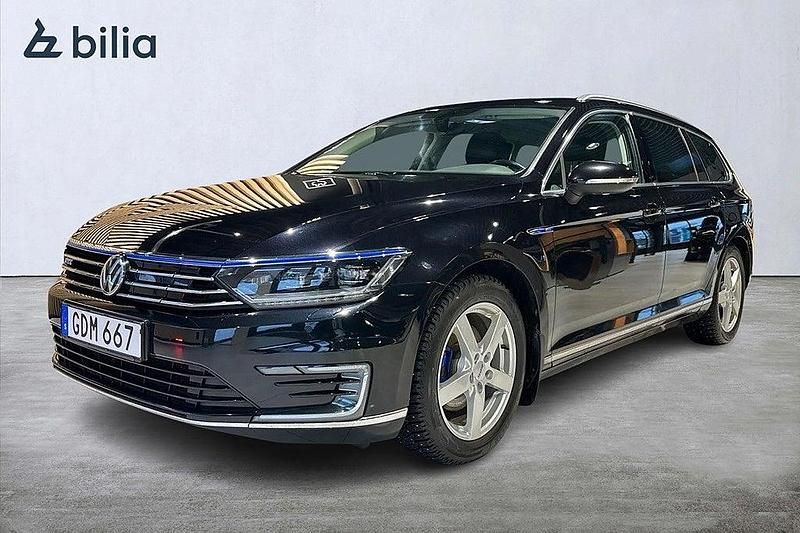 Svart Begagnad 2017 VW Passat GTE Kombi | 189 900 kr (Marknadspris) - Bild 1/4