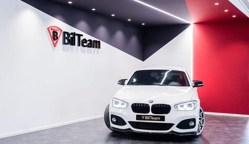 Vit Begagnad 2015 BMW 116 M Sport Halvkombi | 159 900 kr (Lite dyr) - Bild 1/4