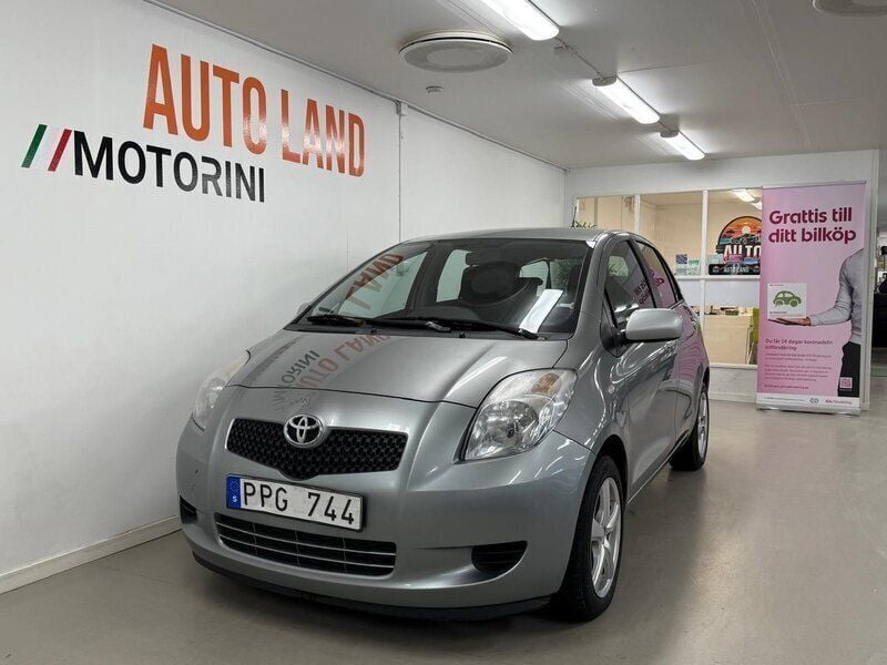 Grå Begagnad 2006 Toyota Yaris Halvkombi | 34 900 kr (Marknadspris) - Bild 1/4