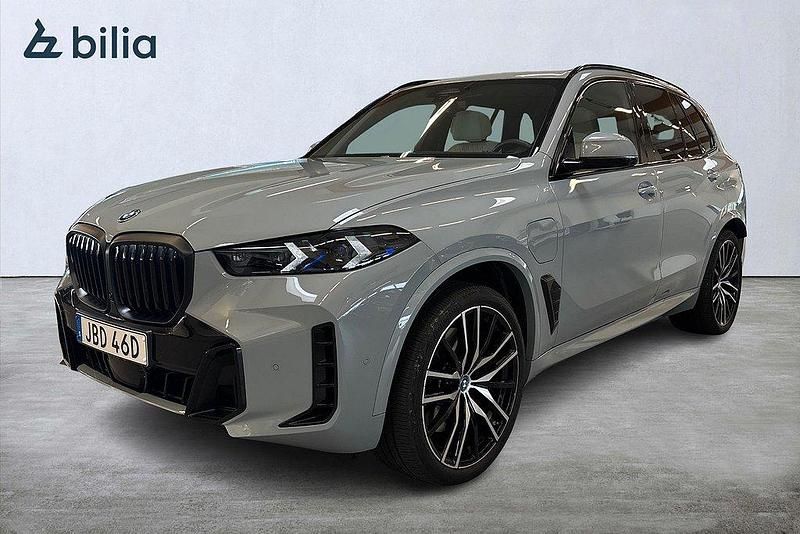 Grå Begagnad 2024 BMW X5 M Sport SUV | 1 048 000 kr - Bild 1/4