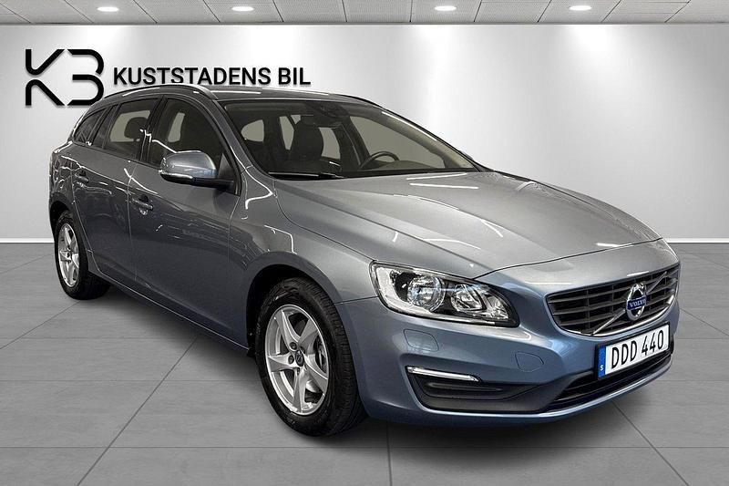 Ljusblå Begagnad 2017 Volvo V60 Kinetic Kombi | 209 900 kr (Marknadspris) - Bild 1/4