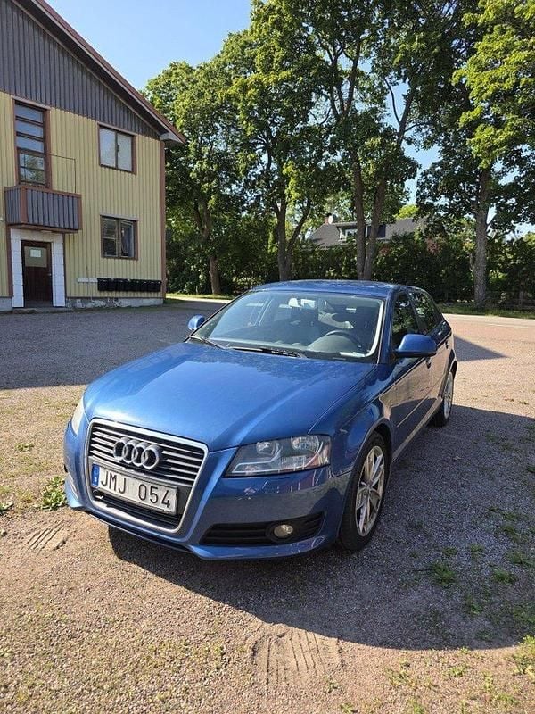 Blå Begagnad 2009 Audi A3 Sportback Halvkombi | 43 000 kr (Bra pris) - Bild 1/4