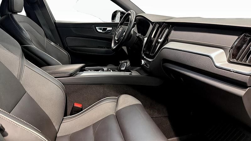 Begagnad Volvo XC60 R-Design 197 HK (144 kW) 2022 Grå SUV