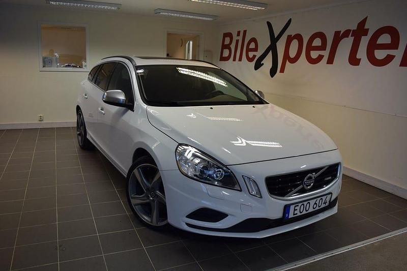 Vit Begagnad 2013 Volvo V60 R-Design Kombi | 129 900 kr (Marknadspris) - Bild 1/4