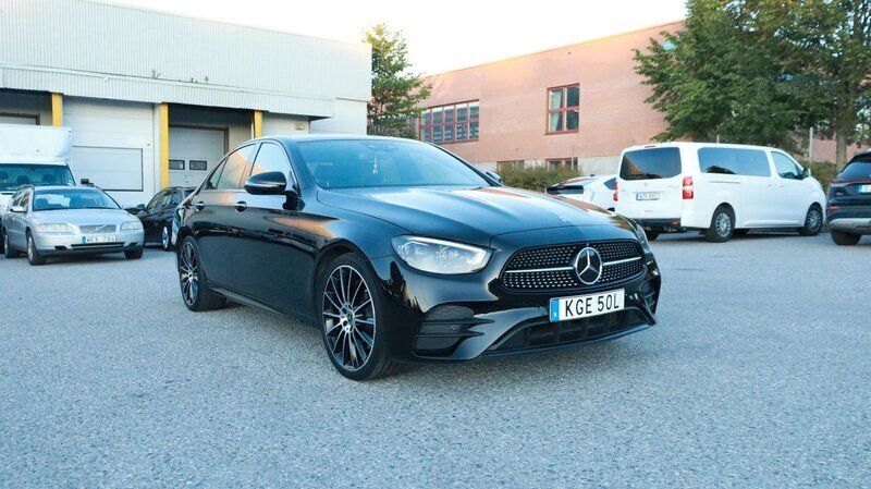 Svart Begagnad 2021 Mercedes E220 AMG Sedan | 369 700 kr (Lite dyr) - Bild 1/4
