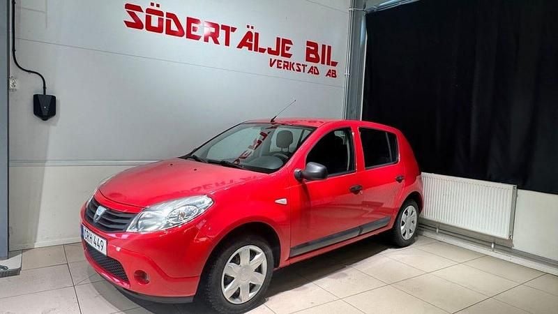 Röd Begagnad 2009 Dacia Sandero Halvkombi | 34 900 kr (Marknadspris) - Bild 1/4