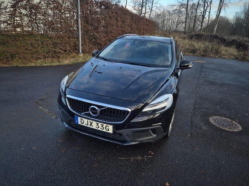 Begagnad 2019 Volvo V40 Halvkombi | 205 000 kr (Marknadspris) - Bild 1/4