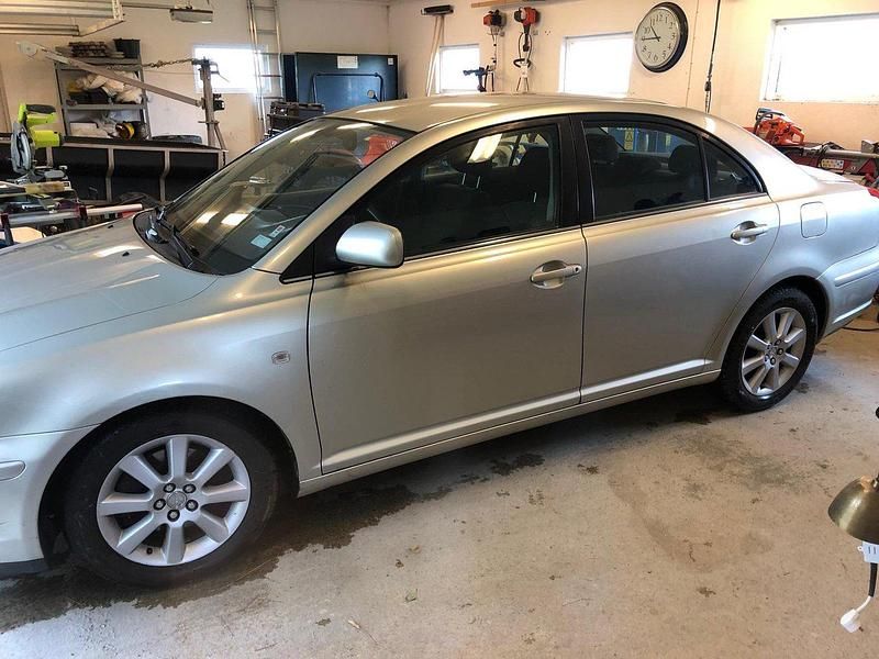 Silver Begagnad 2005 Toyota Avensis Sedan | 38 000 kr (Marknadspris) - Bild 1/3