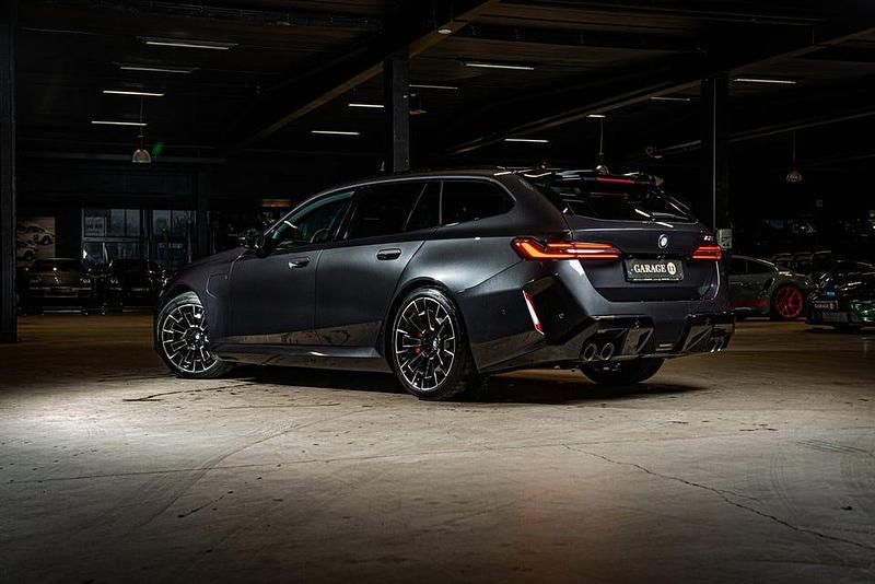 Begagnad BMW M5 Comfort Edition 728 HK (535 kW) 2025 Grå Kombi