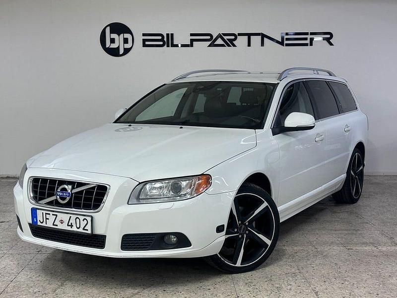 Vit Begagnad 2012 Volvo V70 Summum Kombi | 98 900 kr (Marknadspris) - Bild 1/4