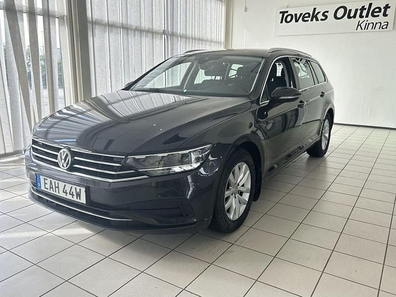 Mörkgrå (grå) Begagnad 2020 VW Passat Kombi | 219 900 kr (Marknadspris) - Bild 1/4