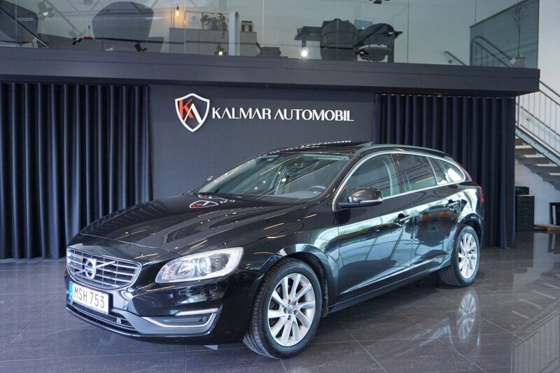 Svart Begagnad 2015 Volvo V60 Momentum Kombi | 154 900 kr (Marknadspris) - Bild 1/4
