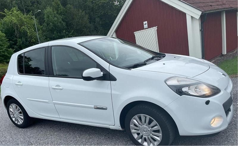 Vit Begagnad 2013 Renault Clio R.S. Halvkombi | 27 000 kr (Superpris) - Bild 1/4