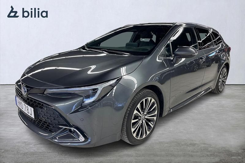 Grå Begagnad 2024 Toyota Corolla Style Kombi | 299 900 kr (Marknadspris) - Bild 1/3