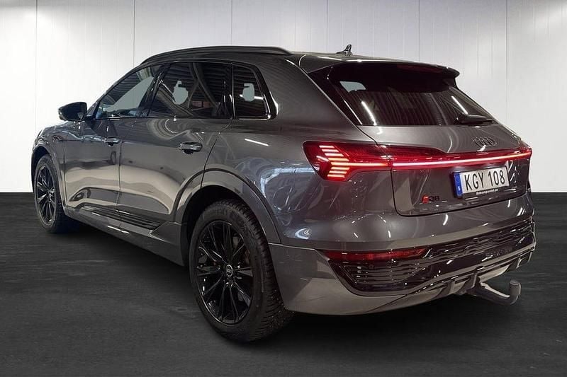 Begagnad Audi Q8 e-tron S-Line 300 kW (408 HK) 2024 Grå SUV