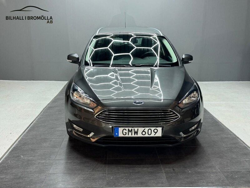 Grå Begagnad 2017 Ford Focus Titanium Kombi | 94 900 kr (Marknadspris) - Bild 1/4