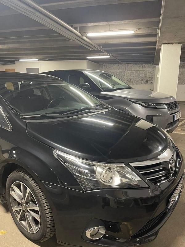 Svart Begagnad 2012 Toyota Avensis Kombi | 69 500 kr (Marknadspris) - Bild 1/4