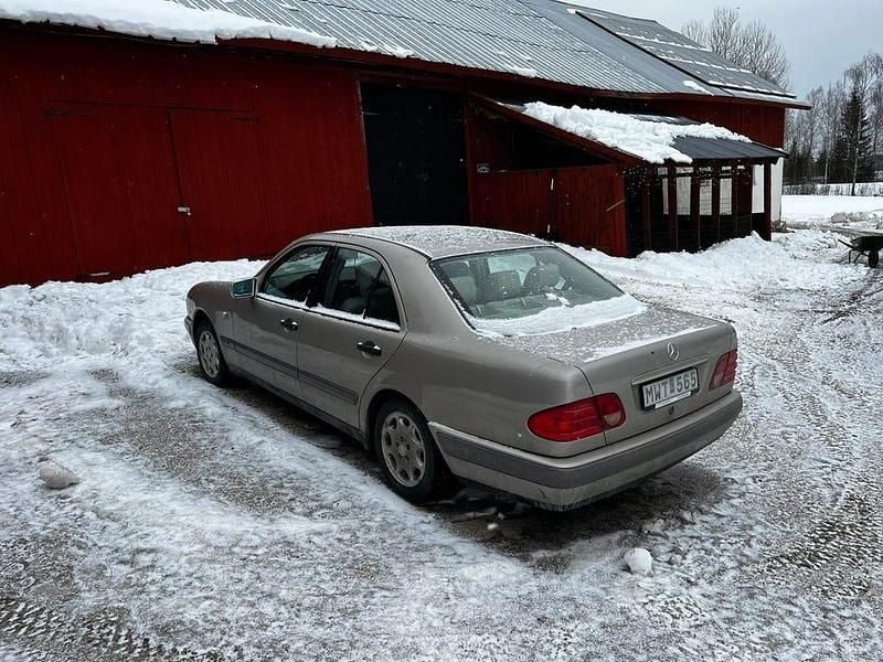 Begagnad 1999 Mercedes E200 | 15 000 kr - Bild 1/4