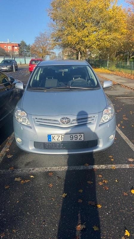 Blå Begagnad 2010 Toyota Auris Halvkombi | 85 000 kr (Marknadspris) - Bild 1/4