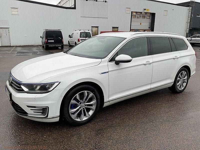 Vit Begagnad 2016 VW Passat GTE Kombi | 99 999 kr (Bra pris) - Bild 1/4