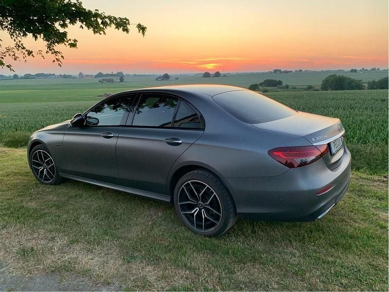 Grå Begagnad 2021 Mercedes E300 AMG line Sedan | 459 900 kr (Dyr) - Bild 1/4