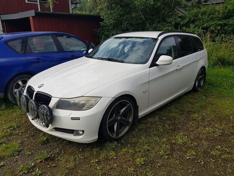 Vit Begagnad 2011 BMW 318 Comfort Edition Kombi | 30 000 kr (Superpris) - Bild 1/4
