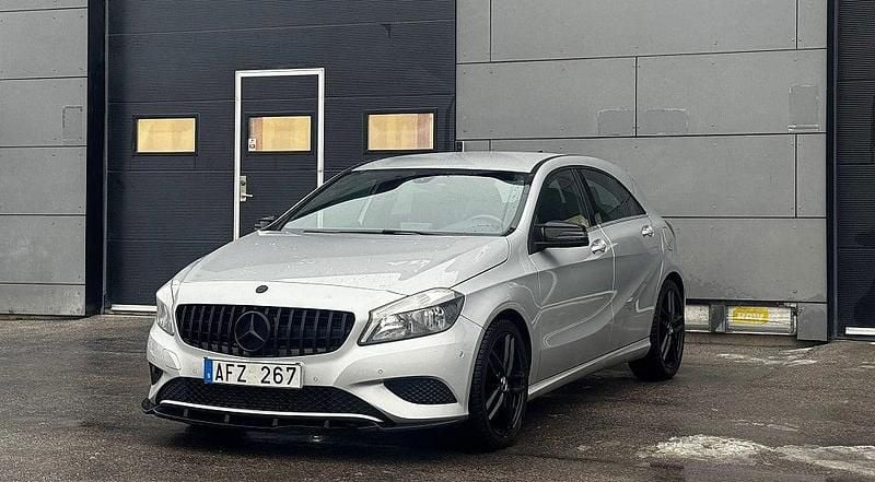 Silver Begagnad 2013 Mercedes A180 Style Halvkombi | 104 900 kr (Marknadspris) - Bild 1/4