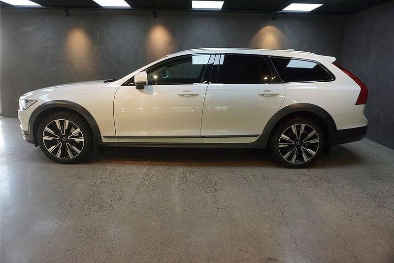 Begagnad Volvo V90 CC Momentum 190 HK (139 kW) 2018 Vit Kombi