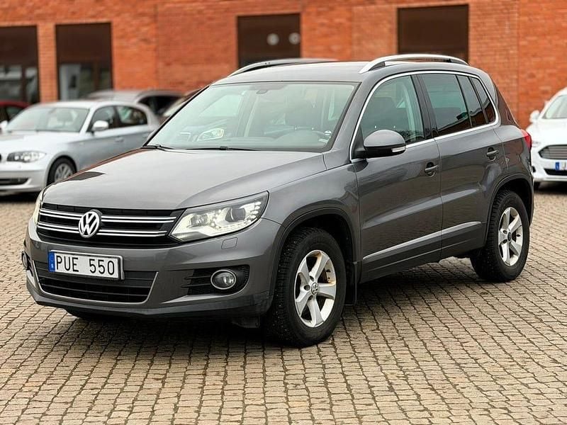Grå Begagnad 2013 VW Tiguan Sportline SUV | 69 900 kr (Bra pris) - Bild 1/4