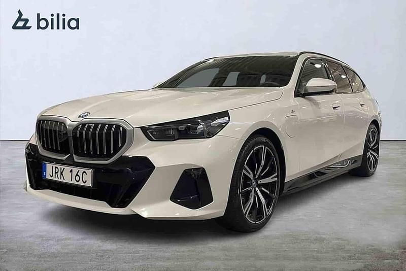 Vit Begagnad 2025 BMW 530e Kombi | 649 900 kr - Bild 1/1