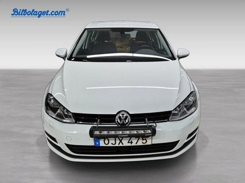 Vit Begagnad 2017 VW Golf VII Halvkombi | 139 500 kr (Marknadspris) - Bild 1/4
