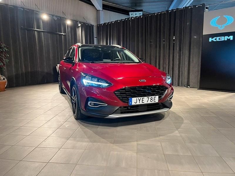 Röd Begagnad 2020 Ford Focus Active Halvkombi | 174 800 kr (Marknadspris) - Bild 1/4