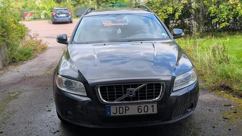 Grå Begagnad 2009 Volvo V70 Momentum Kombi | 52 000 kr - Bild 1/4