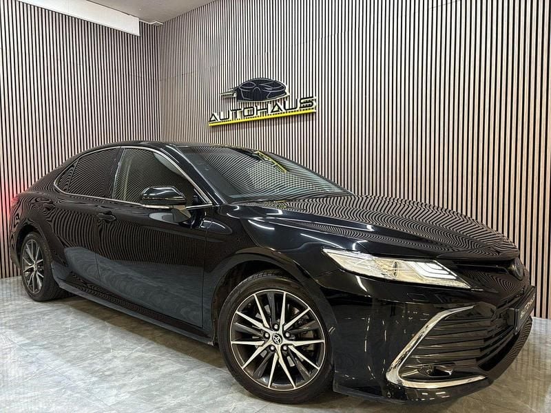 Begagnad 2022 Toyota Camry Hybrid Sedan | 329 900 kr - Bild 1/4