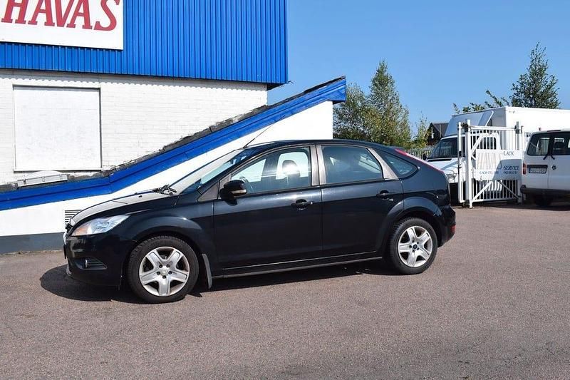 Svart Begagnad 2011 Ford Focus Platinum Halvkombi | 29 900 kr (Marknadspris) - Bild 1/4