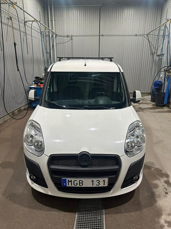 Begagnad Fiat Doblò 105 HK (77 kW) 2012 Minibuss