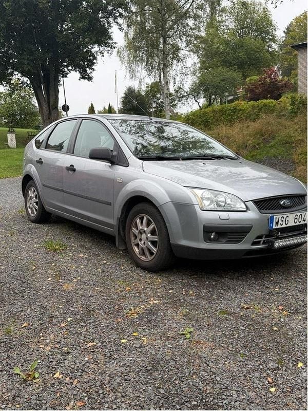 Silver Begagnad 2005 Ford Focus Halvkombi | 17 000 kr (Marknadspris) - Bild 1/4