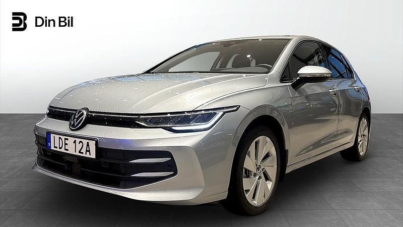 Silver (oyster silver metallic) Begagnad 2025 VW Golf VIII Life Kombi | 309 900 kr (Marknadspris) - Bild 1/4