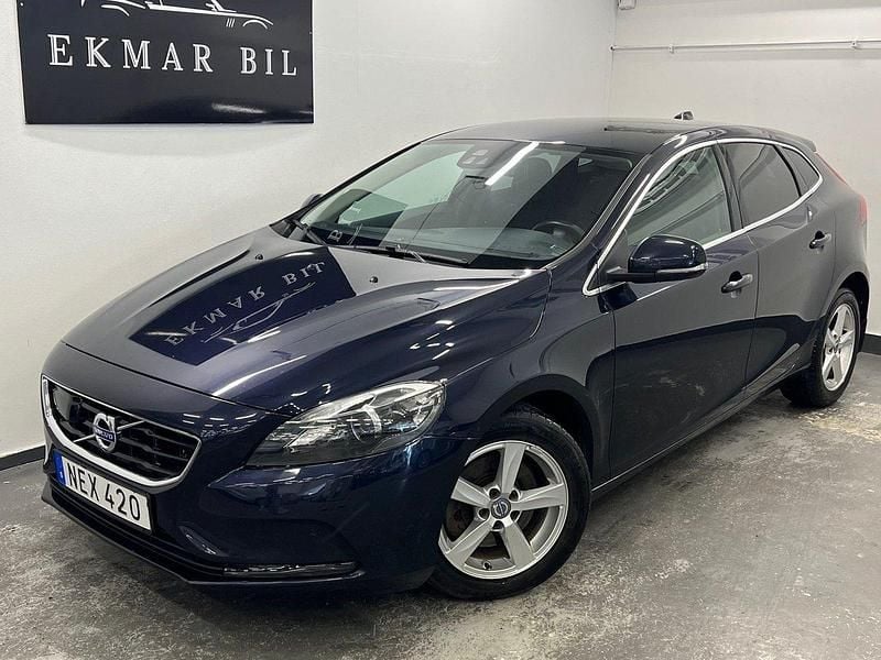 Mörkblå Begagnad 2016 Volvo V40 Momentum Kombi | 129 900 kr (Marknadspris) - Bild 1/4