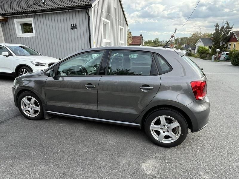 Grå Begagnad 2010 VW Polo Halvkombi | 44 500 kr (Bra pris) - Bild 1/4